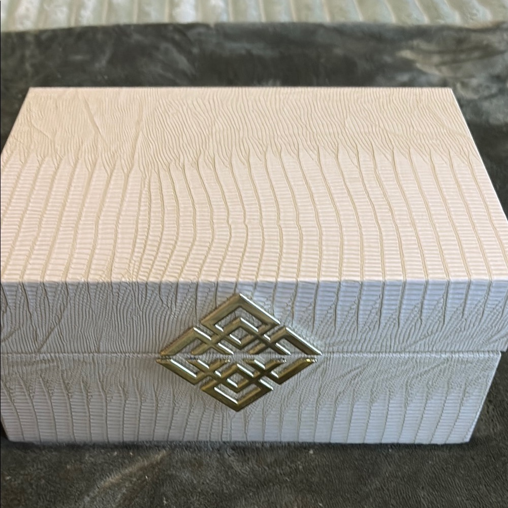 Elegant Cream Jewelry Box with Gold Accent